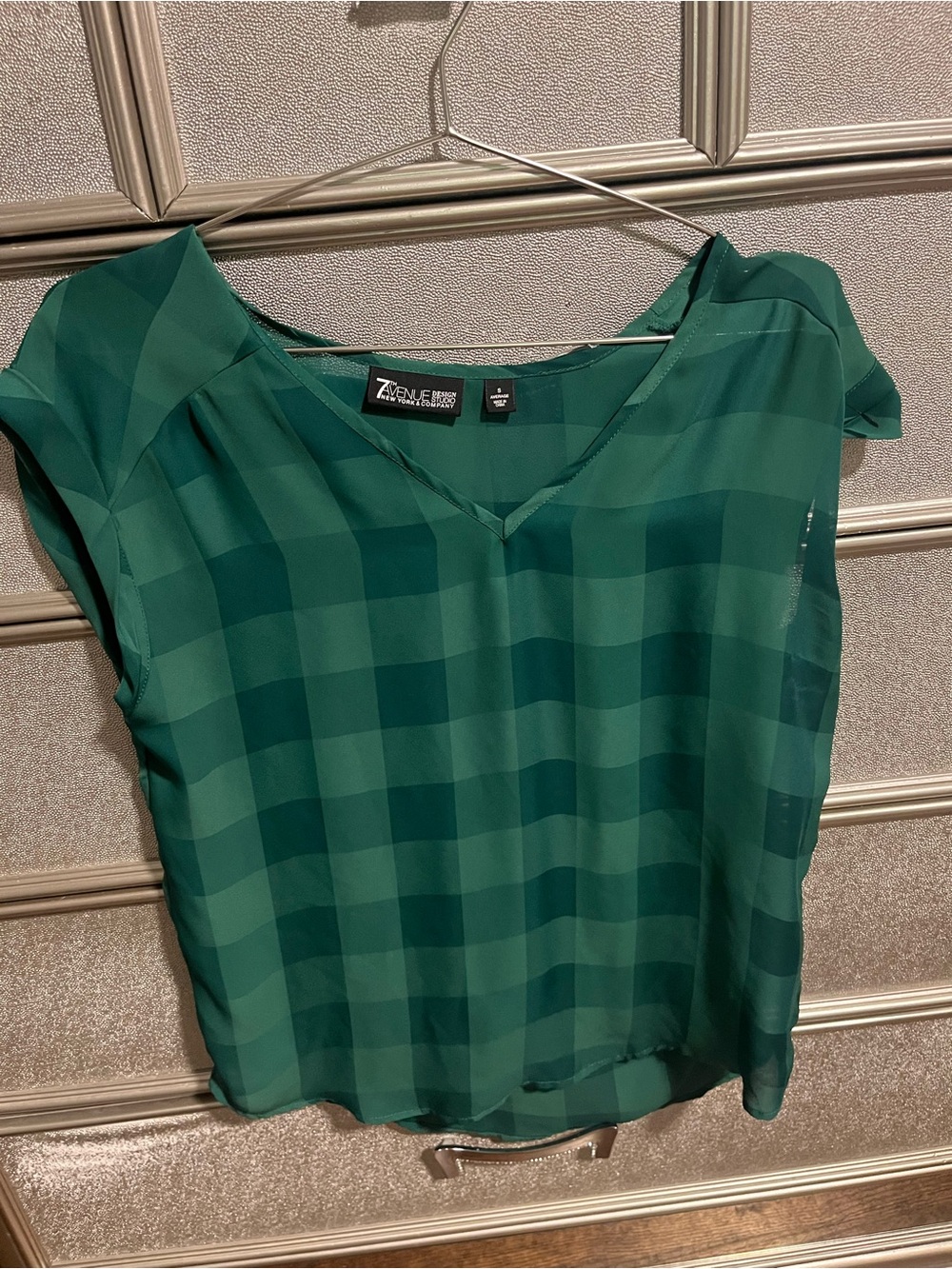 7th and Co Designs Green Plaid V-Neck Cap Sleeve Blouse